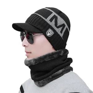 Uomo inverno caldo berretto in maglia con visiera e scaldacollo in peluche spesso.