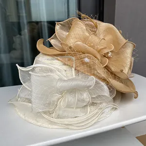 Vrouwen elegante kant bloem zonnehut, gedetailleerd overzicht feesthoed met parels en golven.