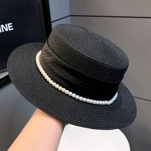 Eleganter schwarzer Strohhut mit schickem Perlenband und Schleife. Perfekt für den Sommer.