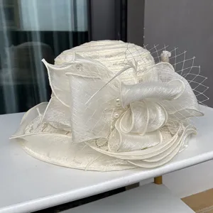 Elegante witte kanten fascinator hoed voor vrouwen met 3D bloemstrik en sluier voor feestjes.