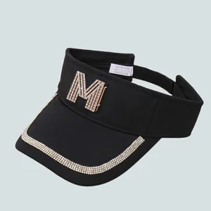 Schwarze Damen Sonnenkappe mit Glitzer Strass Rand und funkelndem Buchstabe M fur den Sommer.