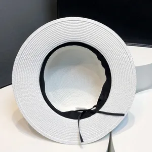 Weisser geflochtener Strohhut mit schwarzem Band, klassischer flacher Sommer Sonnenhut.