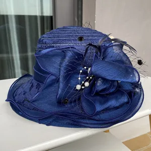 Donkerblauwe dames kanten hoed golvende rand 3D bloem zonnekant elegante netveer feest.