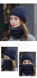 Detailansicht einer Damen Winter dick gefütterten marineblauen Strickmütze und Schal Set.
