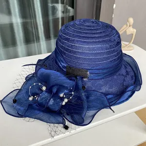 Elegante donkerblauwe dames hoed met kant, organza 3D bloem, parels en fijne mesh details.