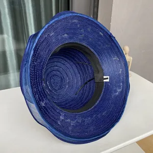 Blauwe geweven dameshoed met mesh kant golvende rand zonbescherming en elegant en stijlvol ontwerp