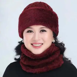 Scatto dettagliato di un set di cappello invernale in maglia peluche e sciarpa color vinaccia.