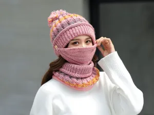 Comodo berretto in maglia rosa con maschera facciale e scaldacollo integrati per l'inverno.