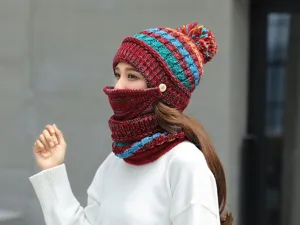 Vista dettagliata del berretto di maglia colorato con protezione per il viso indossato.