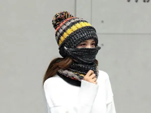 Set berretto sciarpa e maschera facciale in maglia invernale caldo pon pon morbido