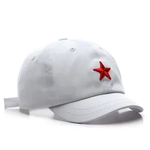 Casquette de baseball blanche classique avec broderie étoile rouge et visière courte élégante.