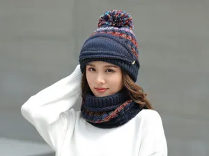 Dettaglio ravvicinato del caldo cappello invernale in maglia con pon-pon e morbido scaldacollo.