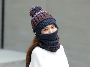 Set berretto e sciarpa in maglia calda invernale da donna con pompon, elegante e accogliente.