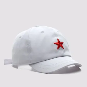 Vue détaillée de la casquette de baseball blanche avec broderie étoile rouge, visière.