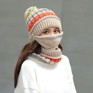 Vista dettagliata del berretto invernale in maglia spessa da donna con maschera e sciarpa.