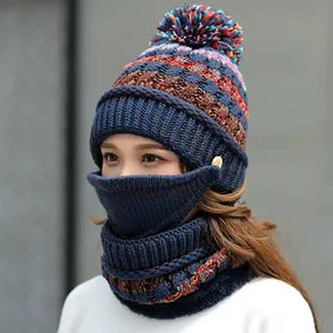 Berretto invernale in maglia calda da donna con pon pon e set di sciarpa con maschera.