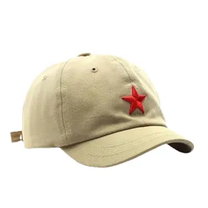 Casquette de baseball kaki classique avec broderie d'étoile rouge et visière courte.