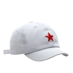 Casquette de baseball blanche à visière courte avec broderie d'étoile rouge pour été.