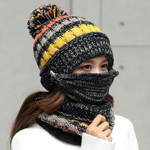 Comodo berretto invernale in maglia con maschera facciale rimovibile e sciarpa calda.