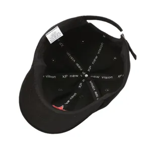 Casquette de baseball noire vue interieure avec broderie etoile, chapeau de mode casual.