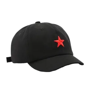 Casquette de baseball noire à visière courte avec étoile rouge brodée, style loisir tendance.