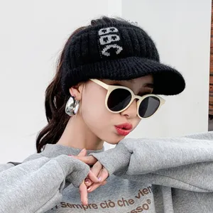 Mujer invierno sombrero tejido parte superior vacía negro cálido coleta detalle elegante