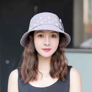 Detailansicht des grauvioletter Bucket Hats mit klassischem Kreuzmuster und Schleifendetail.