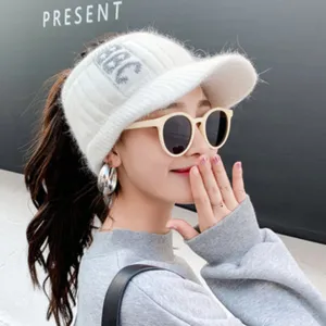 Primer plano detallado del gorro de invierno de punto suave con patrón de letras elegante.