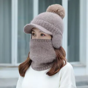 Gorro de punto de invierno cálido para mujer con orejeras pompón y mascarilla facial protectora.