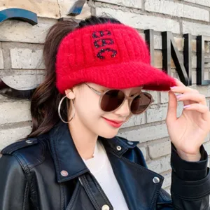 Gorro de invierno rojo de punto forrado de polar parte superior vacía para mujer