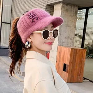 Gorro de punto rosa para mujer, sombrero vacío de invierno cálido de felpa con diseño de letras.