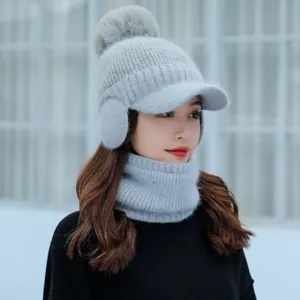 Detalle en primer plano del gorro de punto de invierno cálido con orejeras y bufanda a juego.