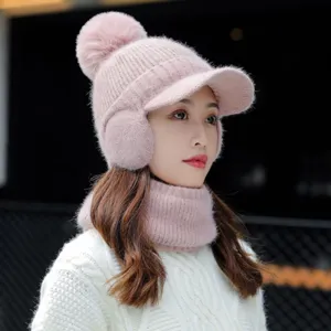 Conjunto de gorro de punto rosa de invierno con pompón, visera, orejeras y calentador de cuello.