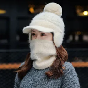 Primer plano de gorro de invierno cálido para mujer con orejeras y bufanda a juego.