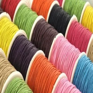 Detalle macro de hilos de joyería de colores de 1,5 mm enrollados en bobinas DIY