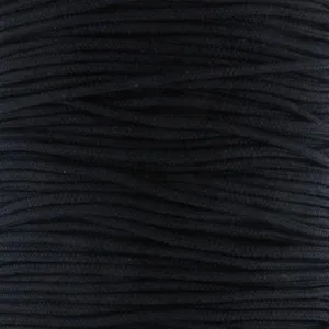 Detalle macro de cordón de nailon trenzado negro de 1,5 mm para joyería y proyectos DIY.