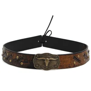 Close-up van vintage tailleriem met een grote bronzen gesp van een longhorn stier