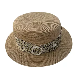 Sombrero de paja plano de mujer con cinta de leopardo y hebilla de strass para playa de verano.