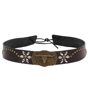 Detailweergave van retro etnische riem met stierenkop gesp en bloemstuds