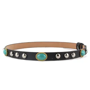 Detailopname van zwarte riem in etnische stijl met turquoise stenen en studs