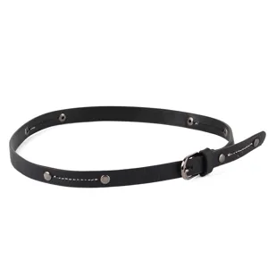 Detailopname van een zwarte retro tailleband met zilveren metalen studs en gesp