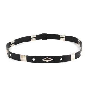 Gedetailleerd overzicht van een zwarte tailleband in etnische stijl met studs