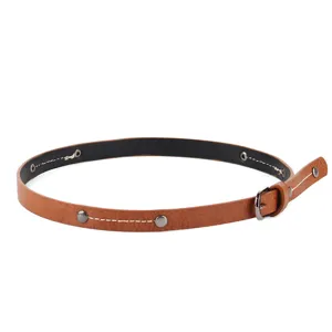 Detailweergave van een dunne bruine retro lederen riem met metalen klinknagels en wit stiksel