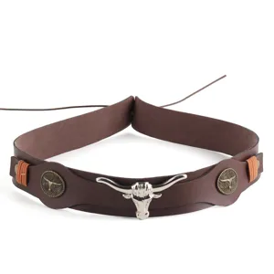 Detail van een vintage bruine leren riem met zilveren decoraties van stierenkoppen.
