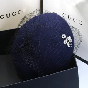 Vintage Wollbaske in Marineblau mit schwarzem Netzschleier und eleganter Kristallblume