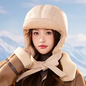 Beige gefütterte Uschanka Mütze mit Ohrenklappen und Bändern, warme Winter Detailansicht.