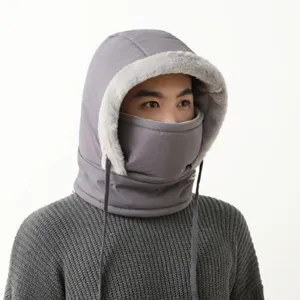 Detalle de capucha mascarilla bufanda antivento integrada forrada de invierno para deportes