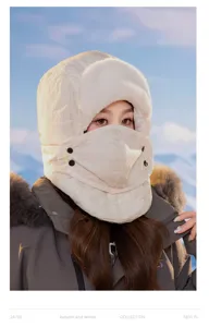 Detailopname van dikke pluche winter trapper muts met winddicht masker in beige.