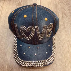 Denim honkbalpet met strass stenen LOVE kristal ontwerp casual zonnehoed voor vrouwen.