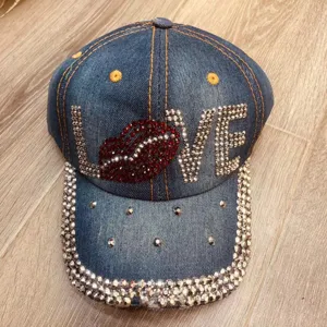Denim honkbalpet met strass LOVE letters en rode lippen, stijlvolle zonnehoed met gebogen rand.